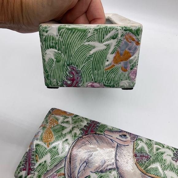 VINTAGE PORCELAIN BOX WITH LID BY CHINA TRADER - Picture 8 of 10